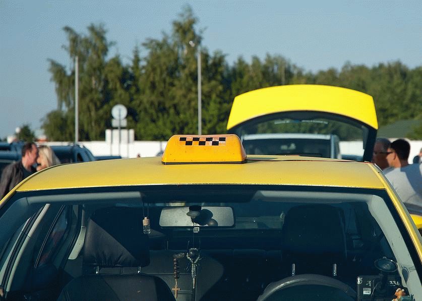 Возмещение такси. Такси желтое с открытым окном. Желтое такси с красными зеркалами. Магнитные желтые такси. Новости такси.